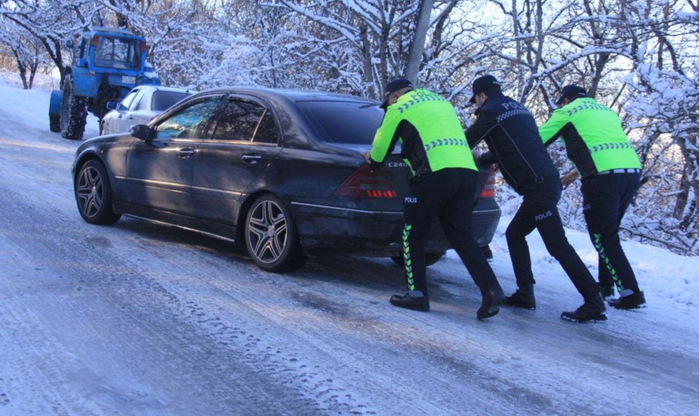 Движение транспорта на Агсуинском перевале нормализуется 6 Движение транспорта на Агсуинском перевале нормализуется