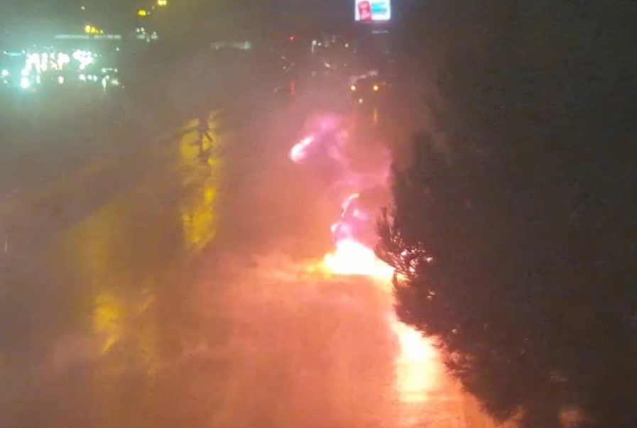 Загоревшийся автомобиль создал транспортный затор в Баку