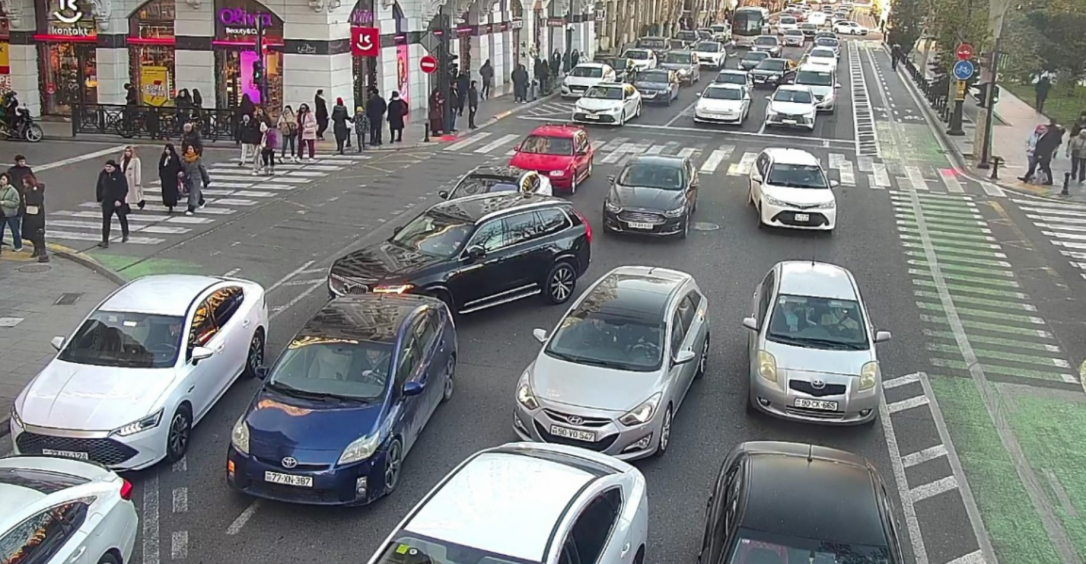 В Баку наблюдается повышенная плотность движения транспорта