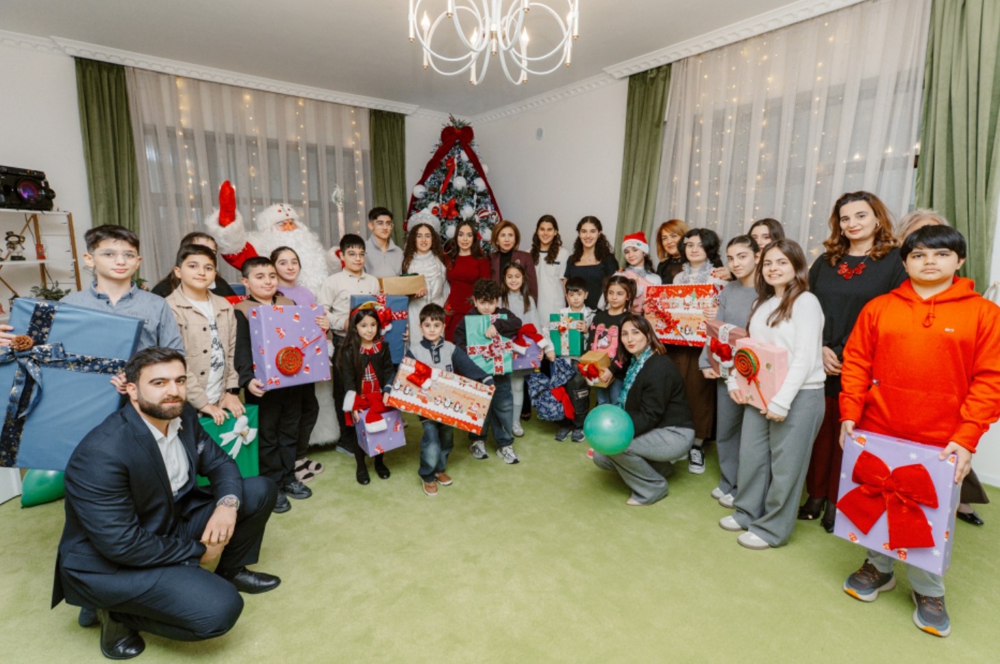 Лейла и Арзу Алиевы на праздничном мероприятии в Центре соцреабилитации детей