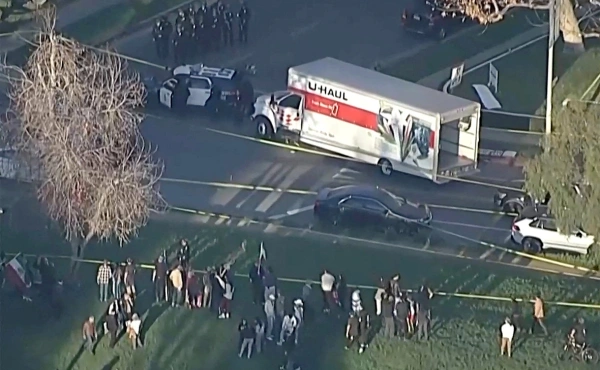 Грузовик въехал в толпу митингующих в поддержку протестов в Иране