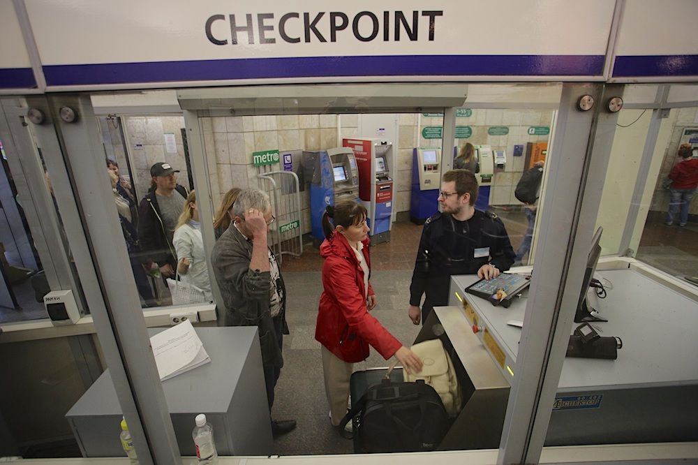 Петербуржцев обязали показывать экран телефона при входе в метро 2 Петербуржцев обязали показывать экран телефона при входе в метро