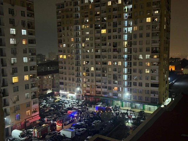 Сотрудники МЧС ведут борьбу с пожаром в жилом здании