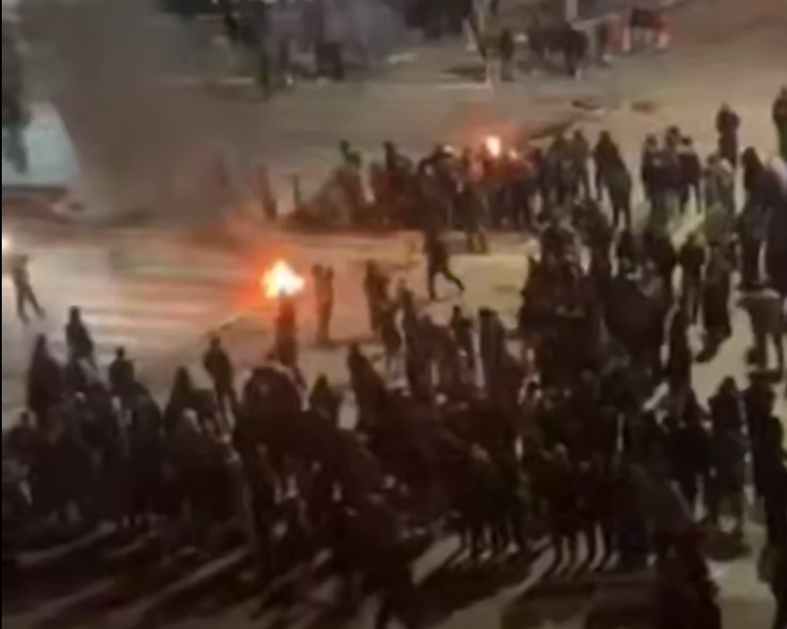 В Иране при нападении на полицейских погибли два человека, десятки пострадали 2 В Иране при нападении на полицейских погибли два человека, десятки пострадали