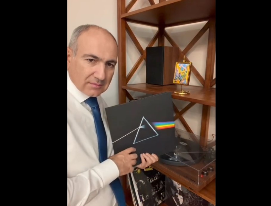 Пашинян продемонстрировал альбом культовой группы