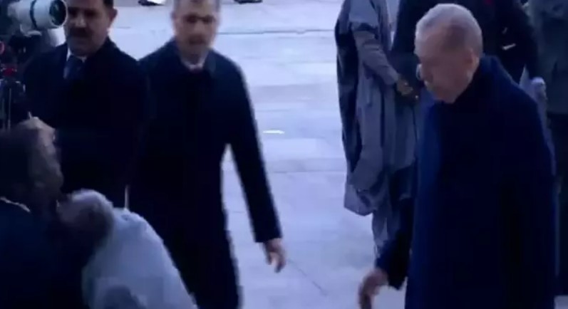 Президент Нигерии упал после официальной церемонии в Анкаре