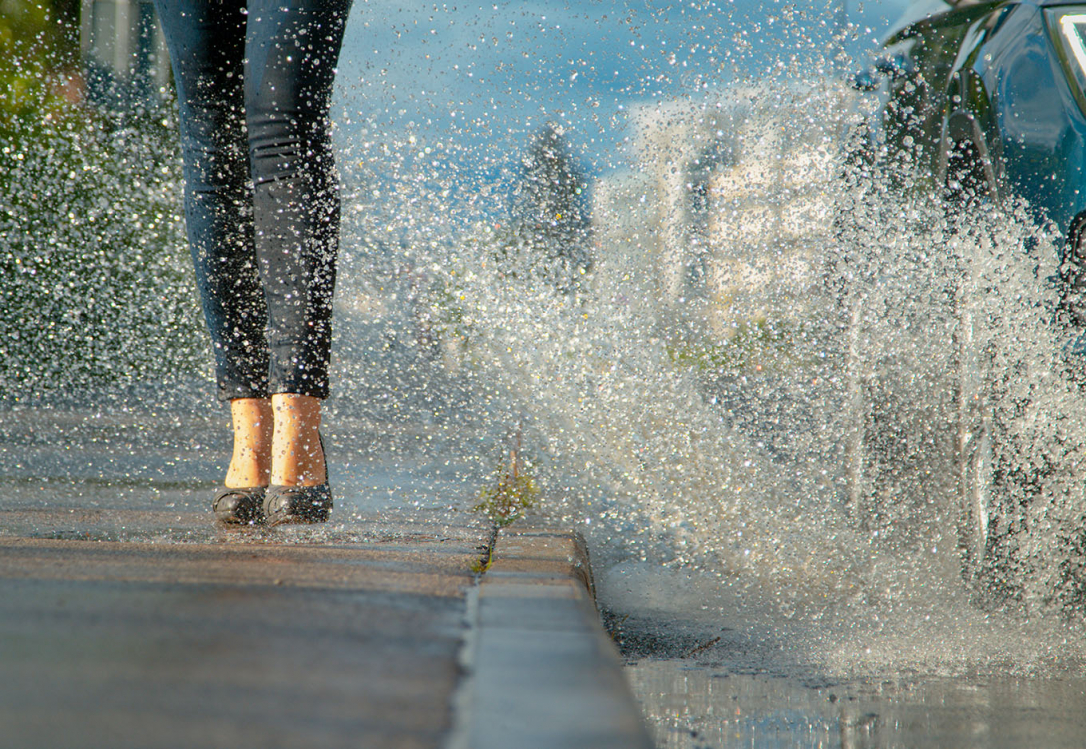 Дорожная полиция просит водителей не обливать пешеходов из луж