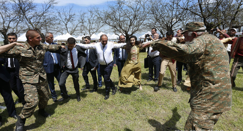 Захарова вспомнила танец Пашиняна в Карабахе