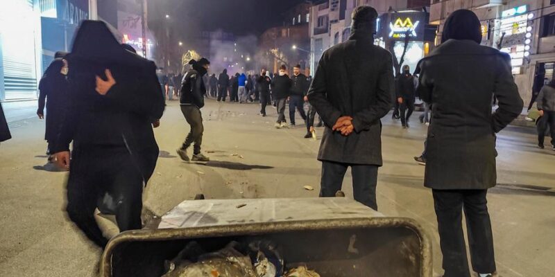 В Иране растет число погибших, протестующие заменили государственный флаг