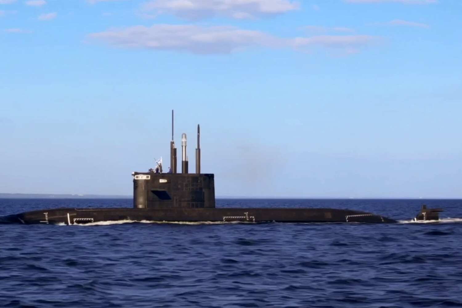 Россия направила подлодку на защиту танкера, преследуемого США 3 Россия направила подлодку на защиту танкера, преследуемого США