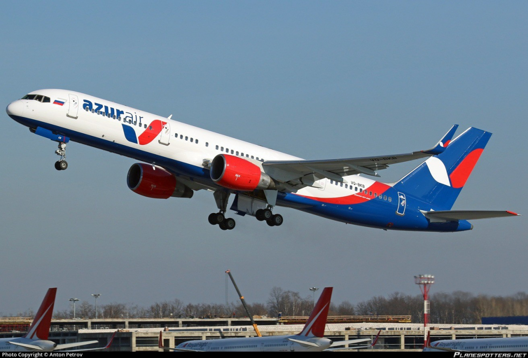 Самолет Azur Air подал сигнал бедствия