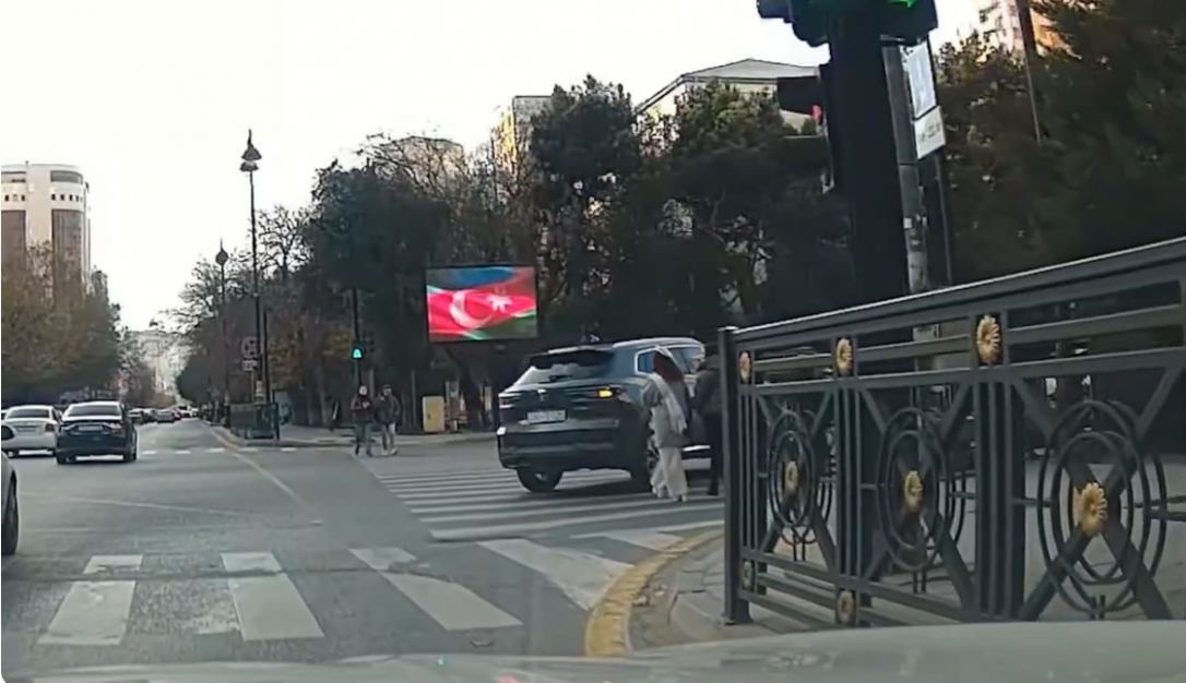 В Баку чуть не сбивший пешеходов водитель отделался профилактической беседой