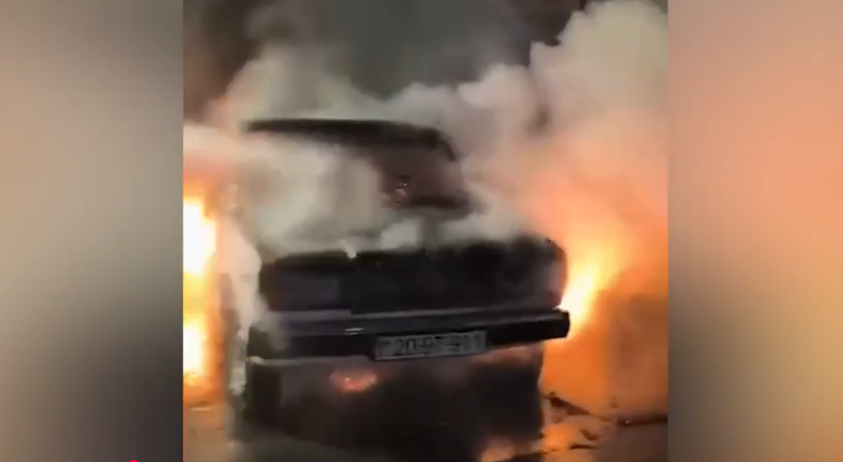 В Баку в автосервисе сгорел автомобиль