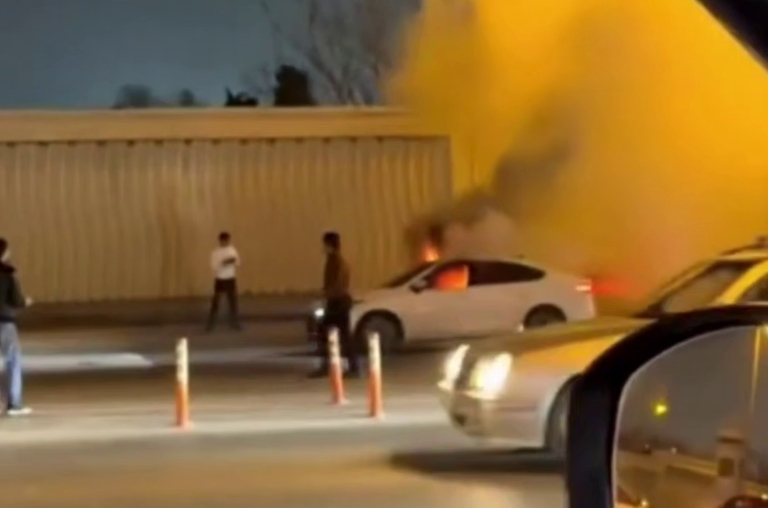 В Баку сгорел очередной электромобиль 2 В Баку сгорел очередной электромобиль