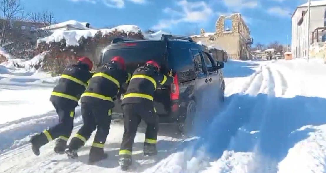 Спасатели МЧС помогли автомобилистам в Карабахе