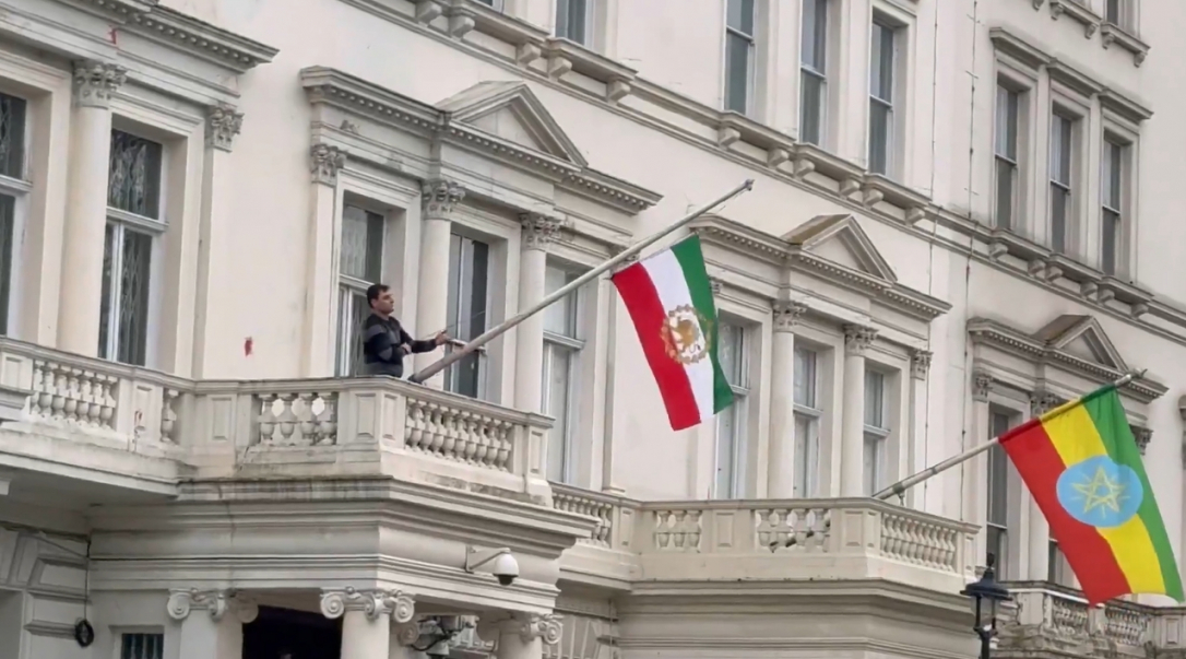 В Лондоне в посольстве Ирана вывесили дореволюционный флаг