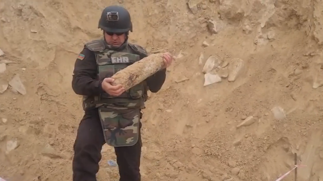 В Баку обнаружен пушечный снаряд