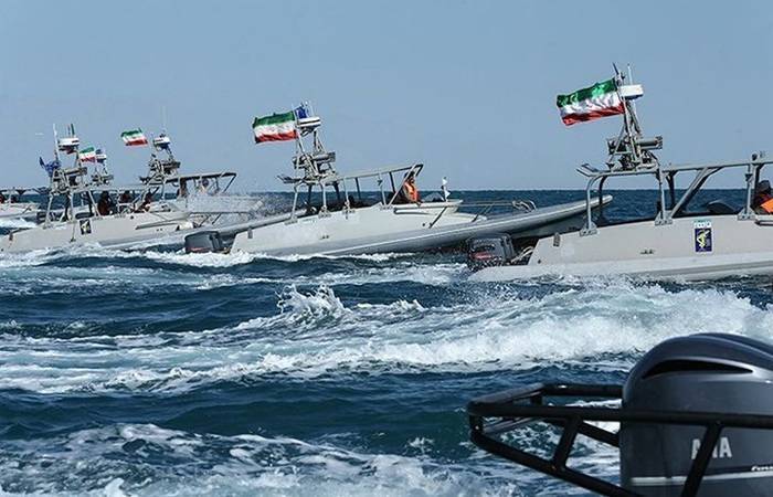 Иран начинает военные учения под носом у США