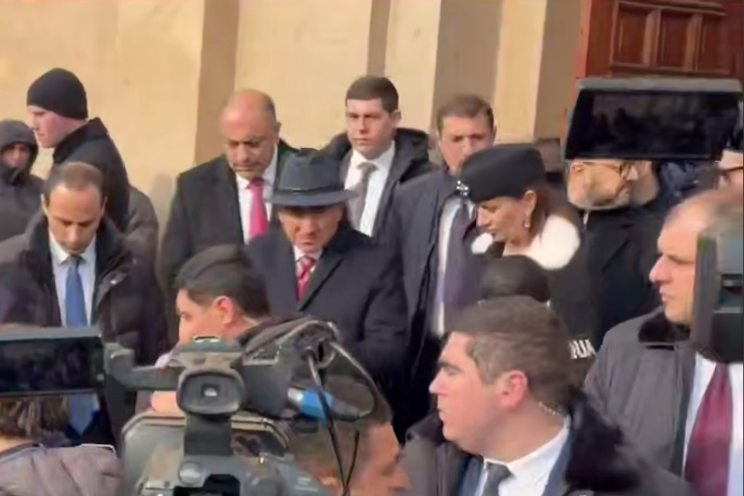 Жена Пашиняна явилась в церковь, сверкая драгоценностями