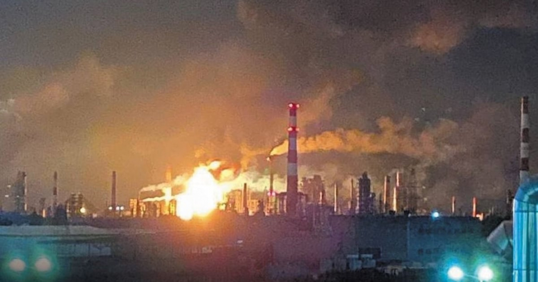 Украина поразила два российских НПЗ в новогоднюю ночь