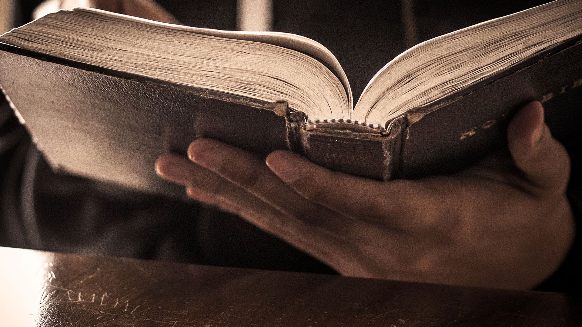 Молодое поколение Британии выбирает христианство и Библию