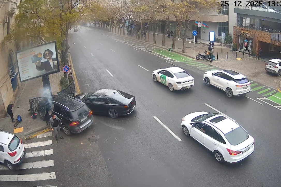 Тяжелая авария в Баку: ограждение упало на ребенка