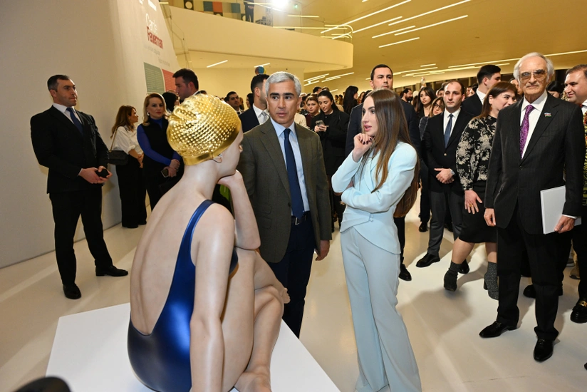 Алена Алиева на открытии выставки американского скульптора в Центре Гейдара Алиева