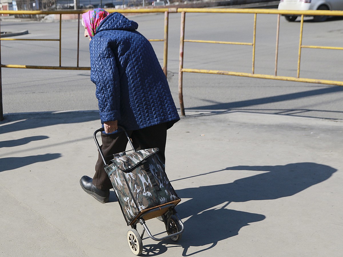 В Баку двое мужчин помогли старушке донести сумки из магазина и заодно ограбили ее