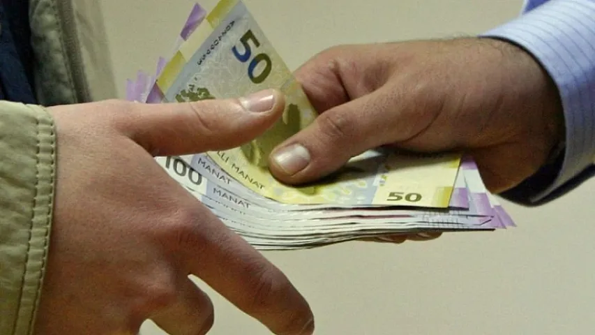 В Хырдалане мужчина лишился всех денег в ходе «социального эксперимента» 2 В Хырдалане мужчина лишился всех денег в ходе «социального эксперимента»