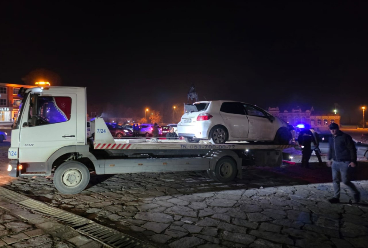 В Нахчыване автомобиль потерял управление и опрокинулся 2 В Нахчыване автомобиль потерял управление и опрокинулся