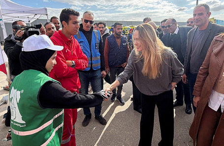 Анджелина Джоли навестила раненных палестинцев в "Рафах"