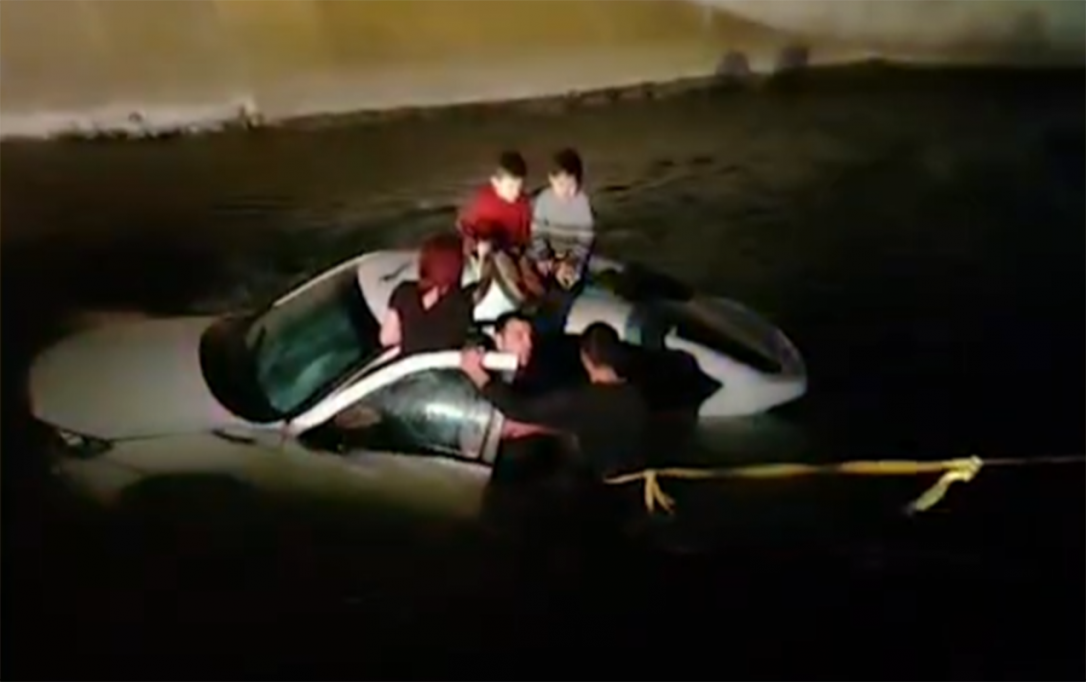 В Бейлаганском районе автомобиль упал в канал, пассажиры спасены