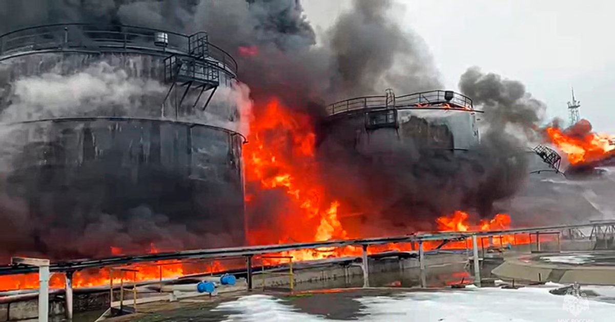 ВСУ поразили нефтебазу и военный склад в России