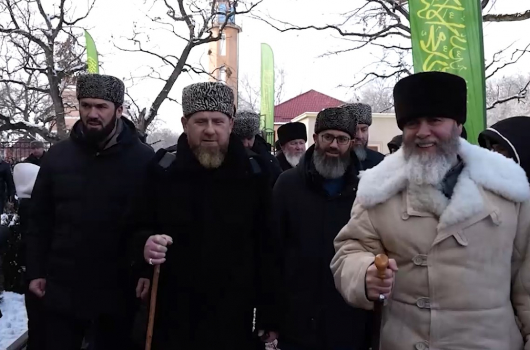 Кадыров обзавелся тростью для ходьбы