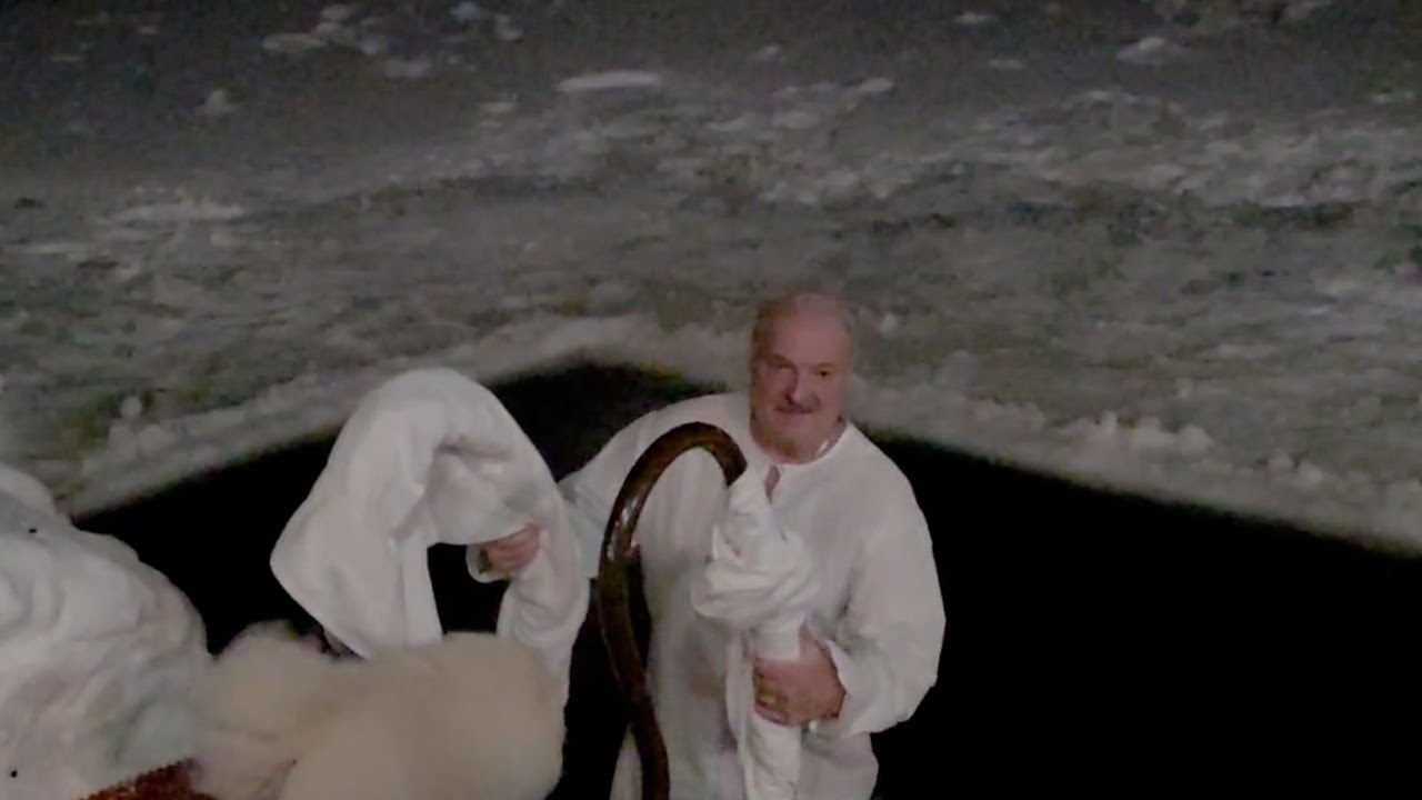 Лукашенко окунулся в крещенскую купель под наблюдением Умки