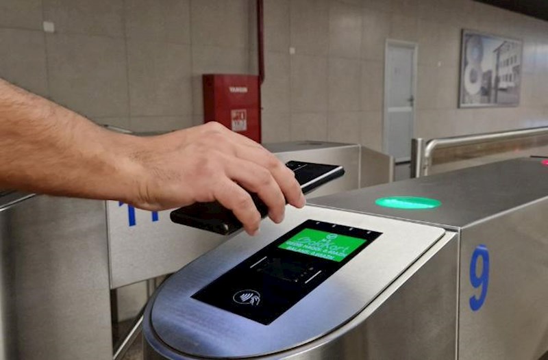 В Бакметрополитене заявили, что пассажиры не умеют правильно пользоваться NFC и QR