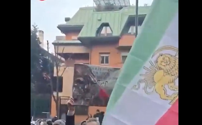 Иранцы в Милане заменили вывеску консульства 1 Иранцы в Милане заменили вывеску консульства