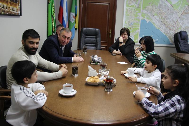 Азербайджанская семья в России вернула подарок после националистической травли 4 Азербайджанская семья в России вернула подарок после националистической травли