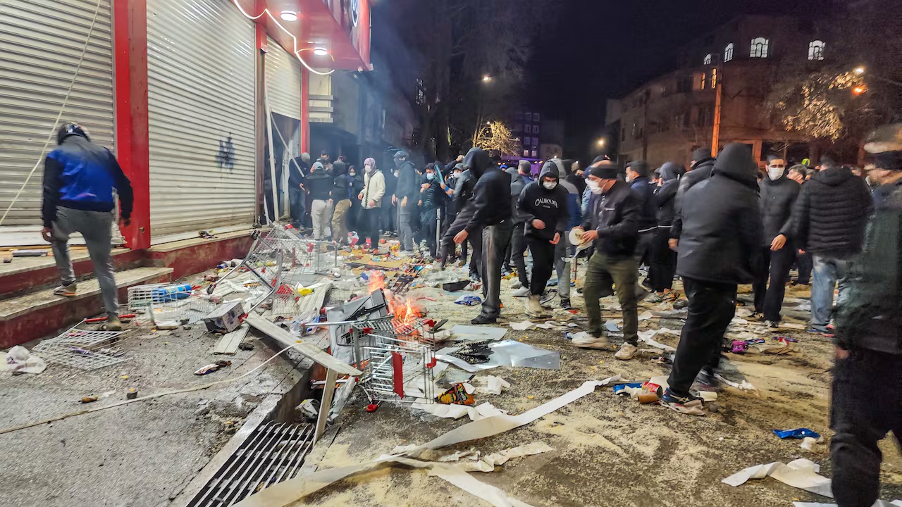 Иран охвачен огнём: поджоги госучреждений и столкновения с силовиками