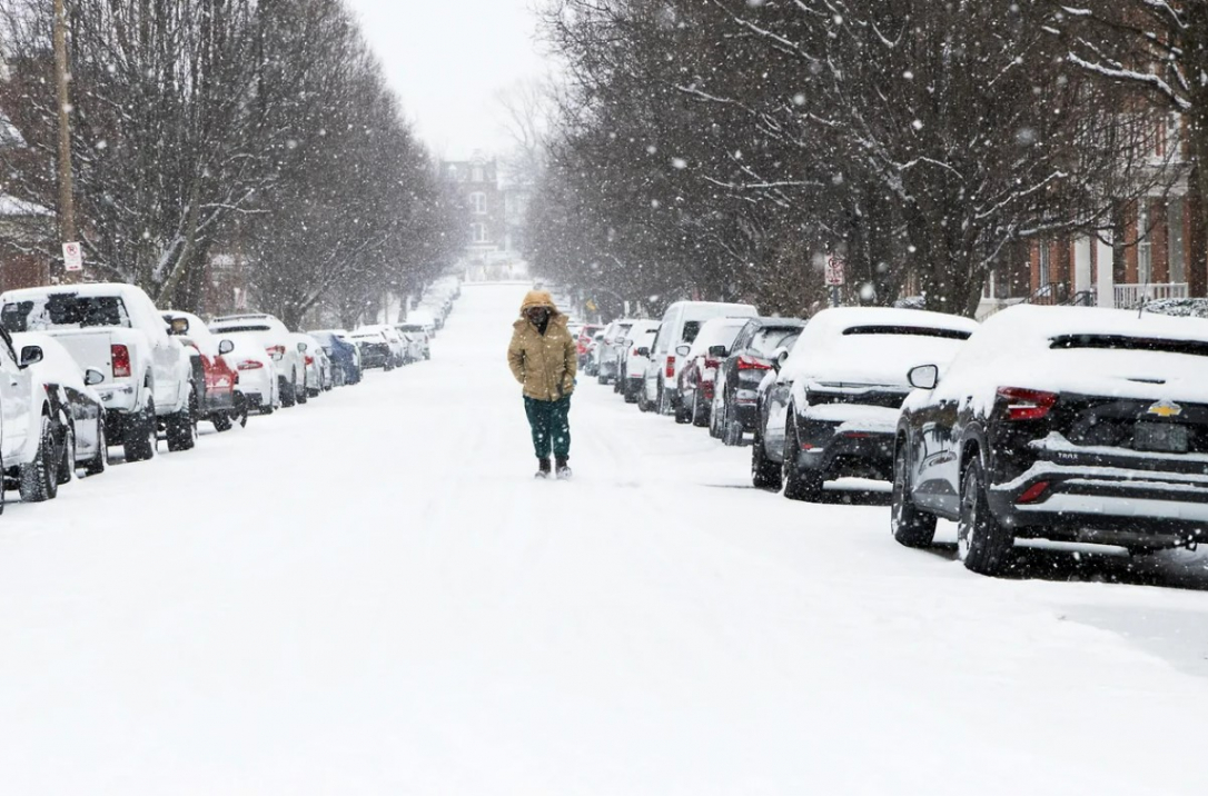 Снежная буря погрузила сотни тысяч домов в США во тьму
