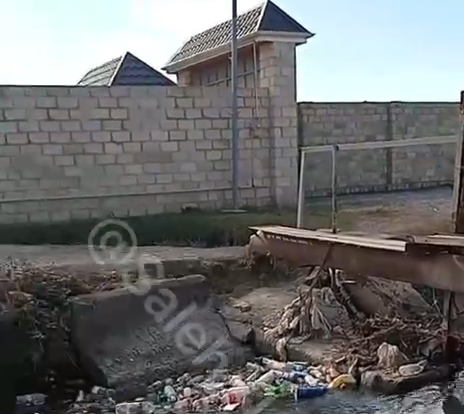 Мусор вместо воды: в Агджабеди загрязняют канал