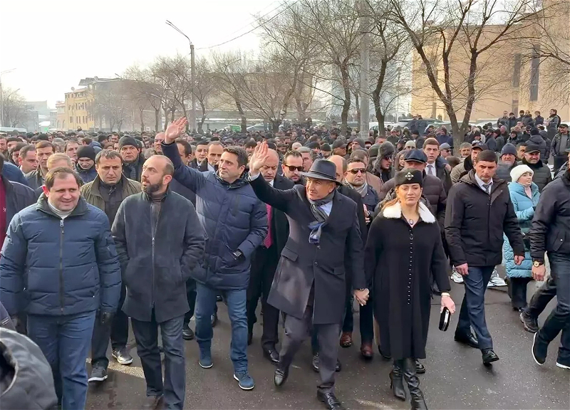 Пашинян возглавил «крестный ход» в Ереване