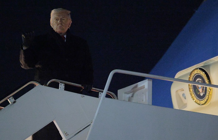 Самолет вылетевшего в Давос Трампа возвращается в США из-за технической неисправности