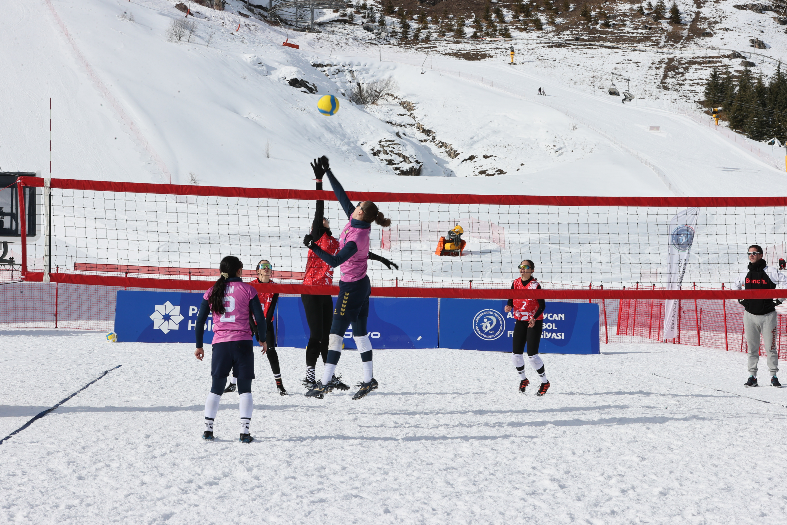 В Азербайджане стартовал Кубок страны по волейболу на снегу