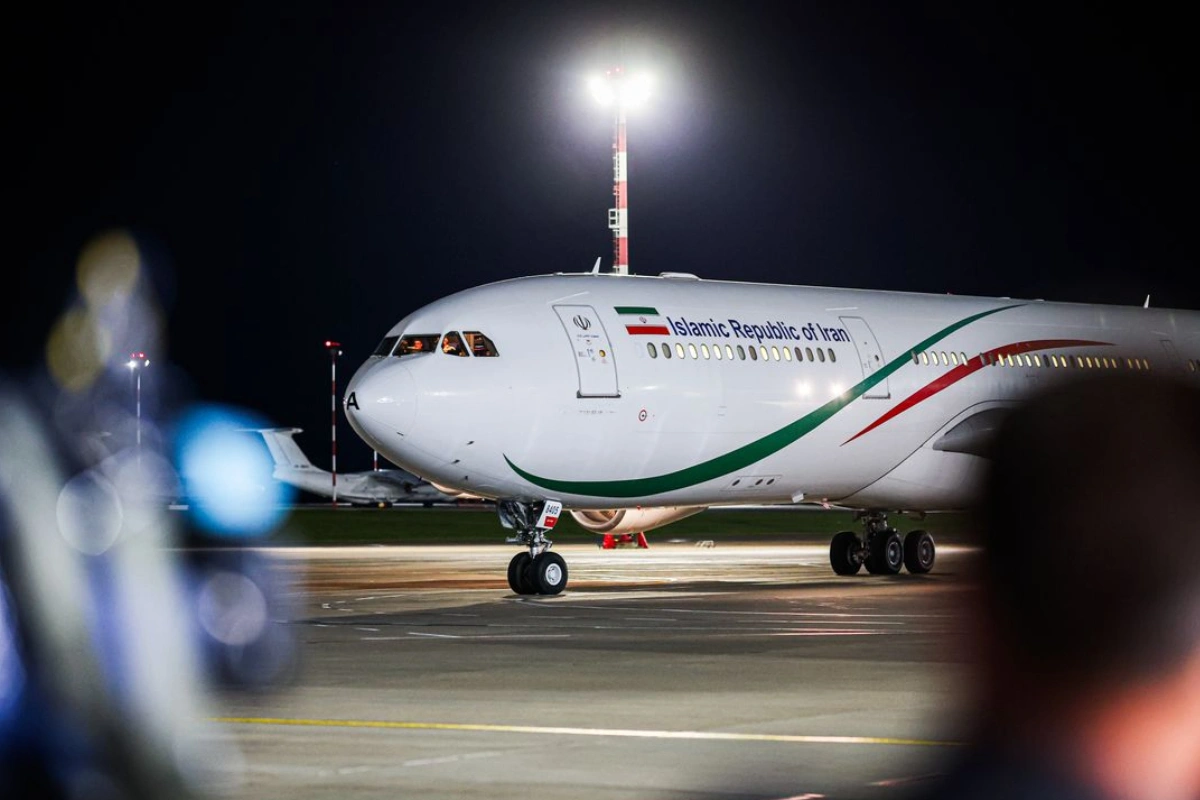 СМИ: самолет с Пезешкианом сел в Москве на фоне угроз США