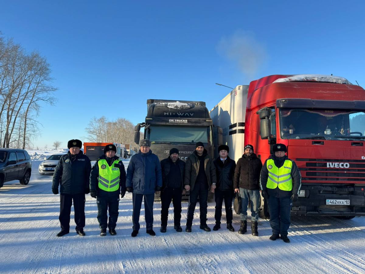 Казахстанские полицейские пришли на помощь азербайджанским дальнобойщикам