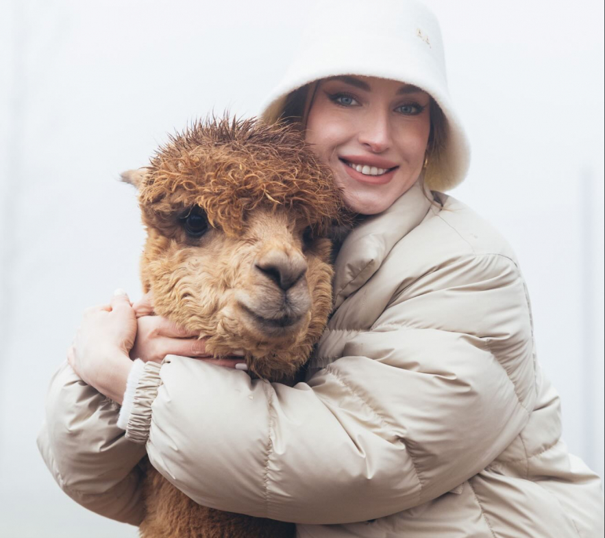 Алена Алиева поделилась фотографиями с альпаками