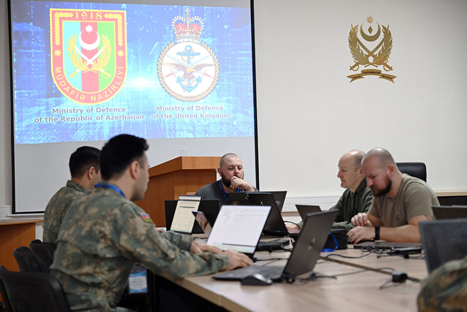 Азербайджанские и британские военные на учениях Defence Cyber Marvel 2026