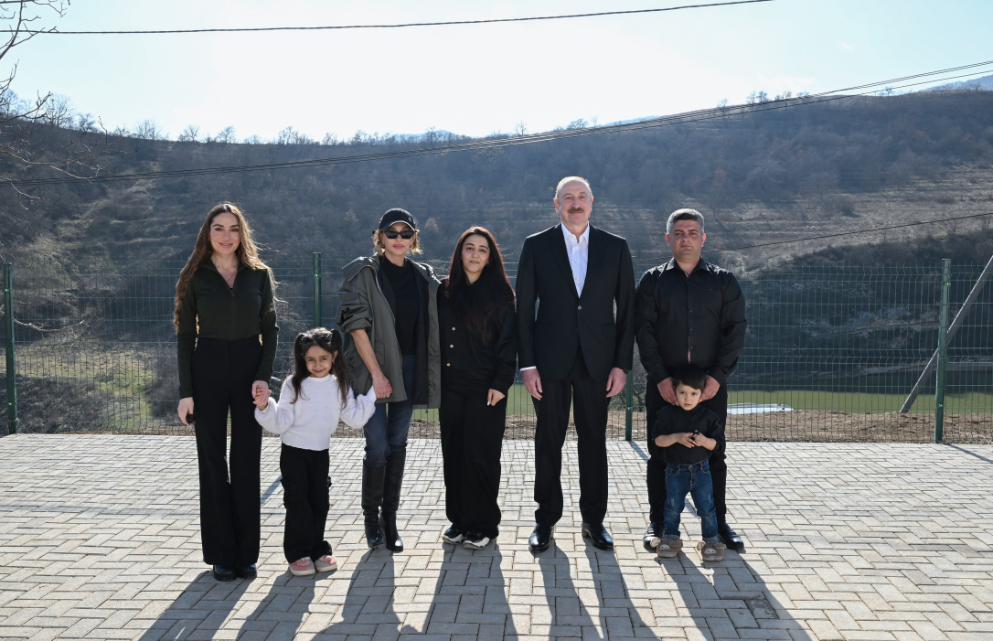 "Дай руку дяде Ильхаму". Алиевы в доме жителя села Ханабад