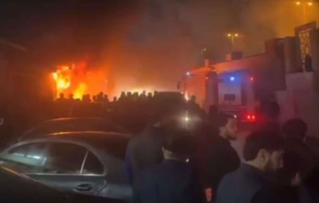 В Баку мужчина поджег ресторан с посетителями и запер выход